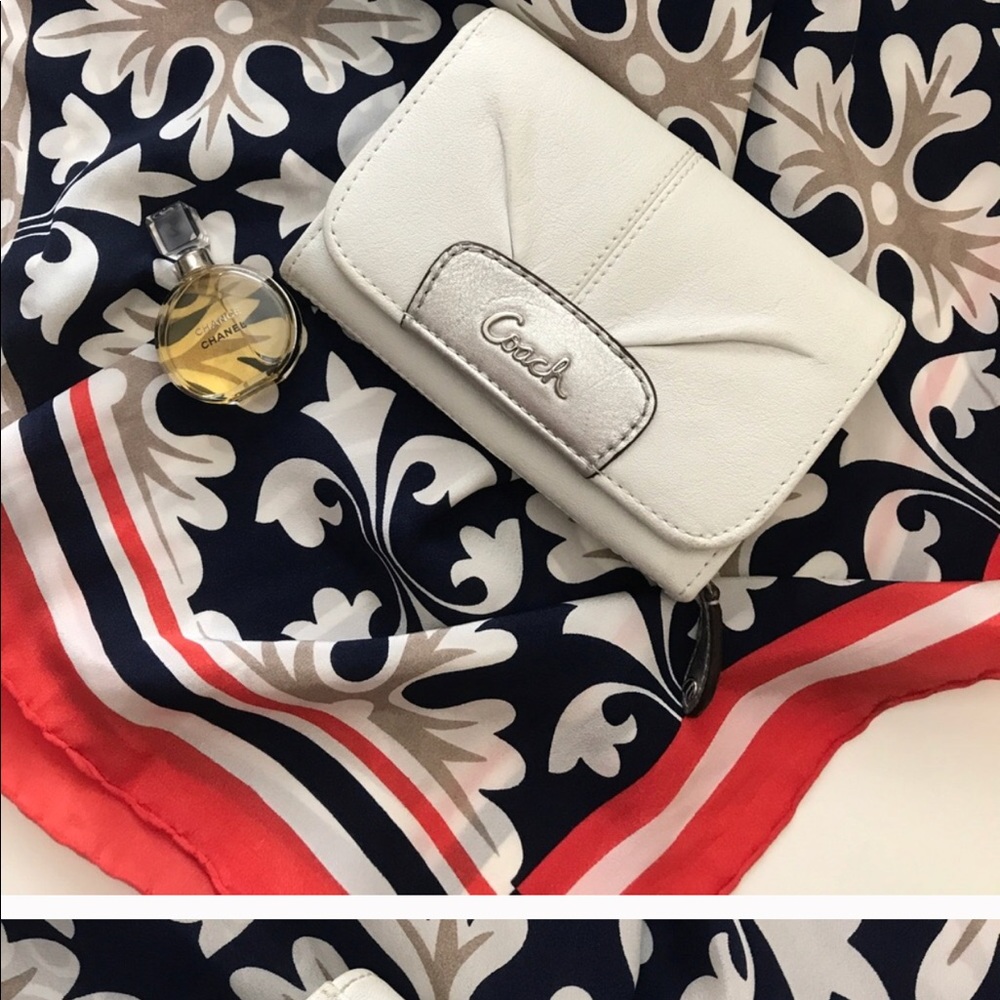 💯 Authentic Coach wallet! SUPER CUTE!
